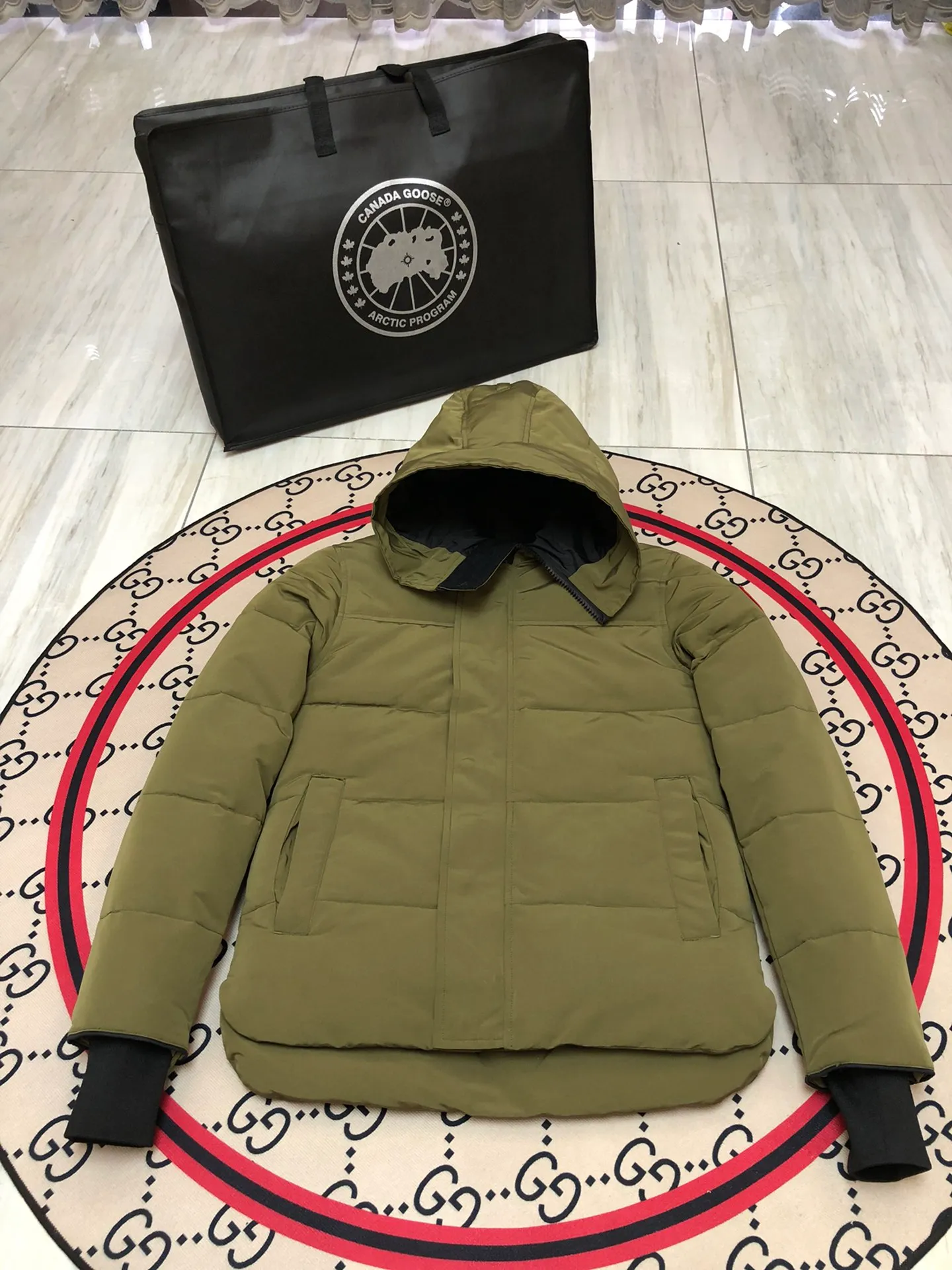 P640 Canada Goose MacMillan parka 17 styles for men and women, short style without fur collar, Arctic and Antarctic scientific expedition teams and others choose Canada Goose as their winter wear, the Rolls-Royce of down jackets. ➖ Industry-leading anti-counterfeiting chip sensing. ➖ Imported Behringer embroidery machines and customized embroidery labels, the highest level and industry leading. ➖ Imported Korean 21-count polyester-cotton blended original fabric, TC85 waterproof coated fabric, water-repellent, windproof and wear-resistant. ➖ The new national standard 80 white duck down is filled with an average of 520 grams of down. The amount of down filled is industry-leading. ➖ 100% nylon lining with double double-layer sealing design to prevent velvet running, and seamless thread design on the cuffs! ➖ Western Canadian Green Wolf Collar. ➖ Yoshida YKK provides original factory-customized electroplated sliders. YKK two-way lockable zippers are tight and smooth and do not peel off paint. ➖ 3M composite Velcro is durable and the accessories and hardware are all custom-made. Note: Our copywriting is only simple and clear. Instead of bragging about the copywriting, it is better to compare and understand with samples. Only for the purest goose, the most dedicated, the most professional, the highest quality, the highest cost performance! Color: green gray red off-white navy black SIZE: S-XXL [with size chart]
